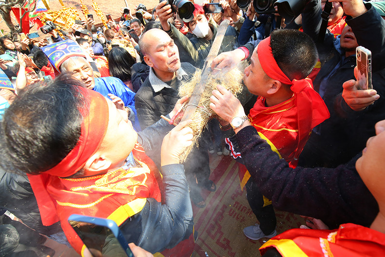 要反复多次摩擦直至冒烟就赶紧吹气起火，这个时候，氏禁村村亭烟火弥漫，鼓声响亮，村民大声欢呼。