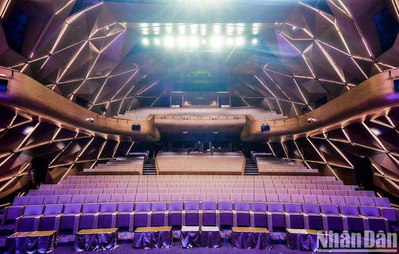 照明系统由由曾为美国大都会歌剧院施工音响系统、舞台设备的承包商安装。 照明系统由由曾为美国大都会歌剧院施工音响系统、舞台设备的承包商安装。