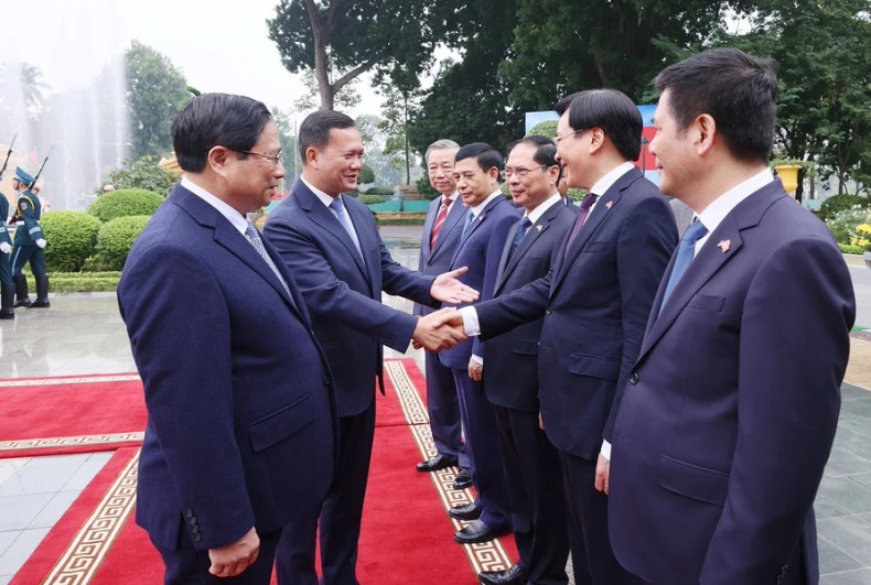 范明正总理向洪玛奈首相介绍越方代表团成员。(图片来源:越通社) 范明正总理向洪玛奈首相介绍越方代表团成员。(图片来源:越通社)