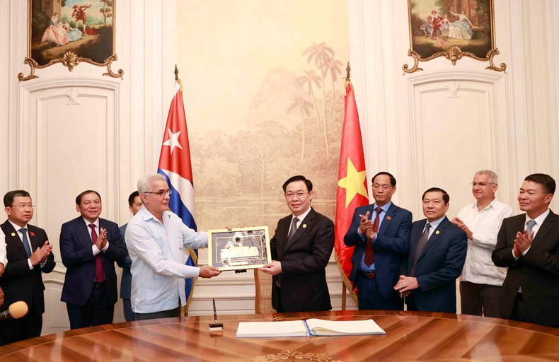 国会主席王廷惠向菲德尔·卡斯特罗中心代表赠送纪念品。