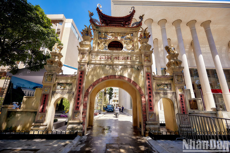 剑湖剧院的投入使用具有重要意义,为推动人民公安文化建设、提高公安官兵文化生活水平、同时传播”为国忘我、为人民服务”,不畏艰难险阻,愿为人民的和平生活而奋斗和牺牲,既勇敢又充满人文、崇高的人民公安美好形象做出了重大贡献。 剑湖剧院的投入使用具有重要意义,为推动人民公安文化建设、提高公安官兵文化生活水平、同时传播”为国忘我、为人民服务”,不畏艰难险阻,愿为人民的和平生活而奋斗和牺牲,既勇敢又充满人文、崇高的人民公安美好形象做出了重大贡献。