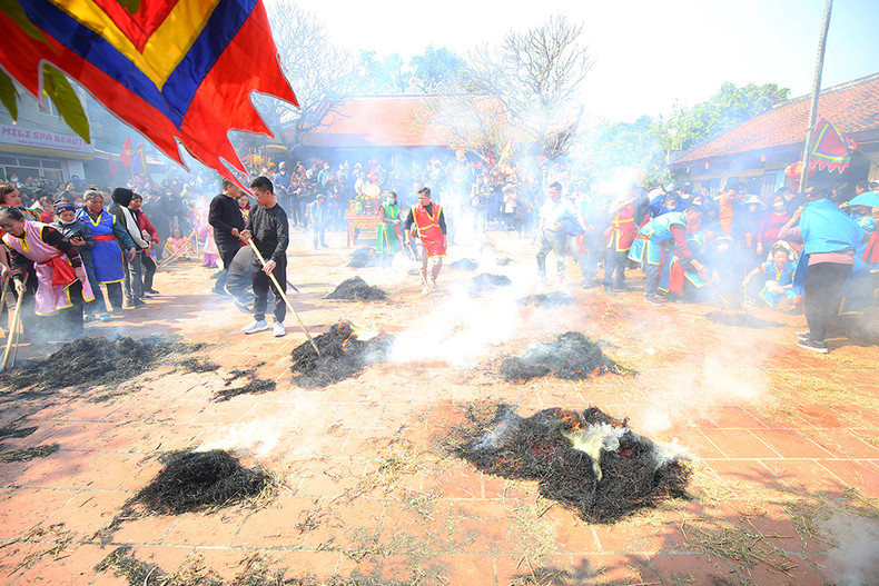 氏禁村生火煮饭比赛吸引了众多游客前来观看。