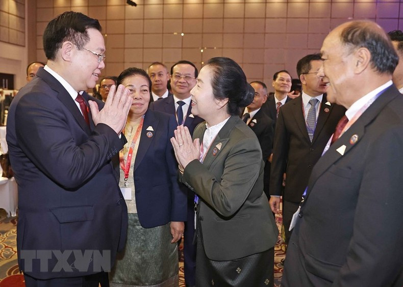 国会主席王廷惠和出席AIPA-44开幕式的代表。(图片来源:越通社) 国会主席王廷惠和出席AIPA-44开幕式的代表。(图片来源:越通社)