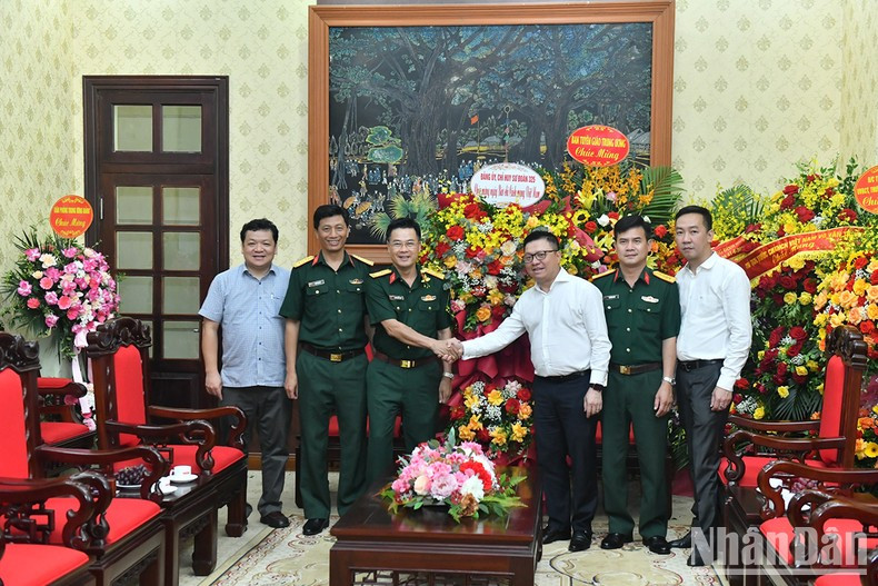 《人民报》社总编辑黎国明对325师所予以《人民报》社新闻工作者队伍的情谊表示感谢。（登科 摄）