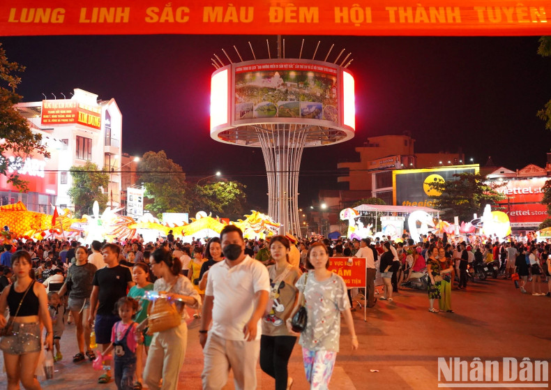 宣光省街道上热闹非凡，这里的孩子和人民纷纷参加灯笼游行活动。（中孝 摄）