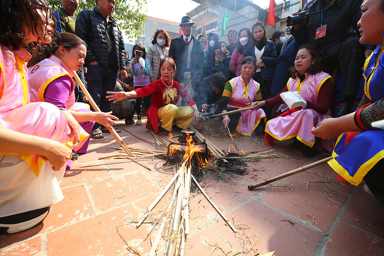 氏禁村生火煮饭比赛吸引众多村民和四方游客前来观看。