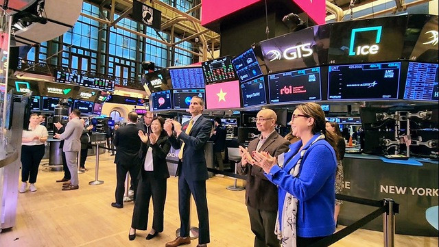 纽约证券交易所的工作人员对范明正总理表示欢迎。（图片来源：VGP）