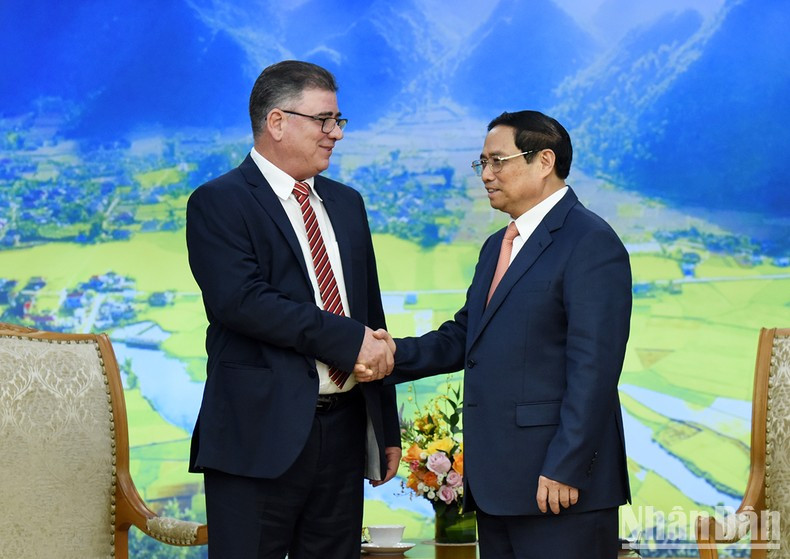 范明正总理提议越南公安部与古巴内务部进一步加强合作,为各自国家的建设和保卫事业作出贡献。 范明正总理提议越南公安部与古巴内务部进一步加强合作,为各自国家的建设和保卫事业作出贡献。