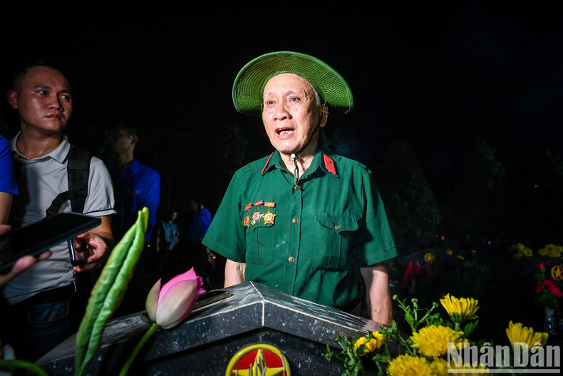 今年78岁的老战士阮世玉每年都来到这里上香缅怀各位英雄烈士及其家属。 今年78岁的老战士阮世玉每年都来到这里上香缅怀各位英雄烈士及其家属。