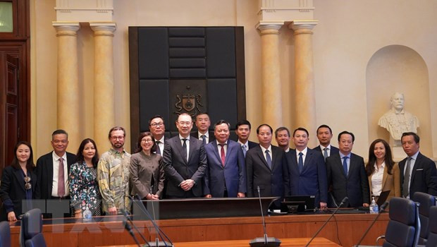 河内市代表团与新南威尔士州悉尼市领导合影。(图片来源:越通社) 河内市代表团与新南威尔士州悉尼市领导合影。(图片来源:越通社)