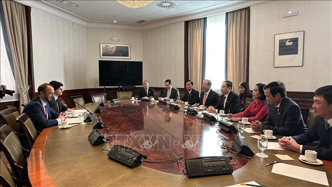 越南国会常务副主席陈青敏与西班牙众议院副议长阿方索·罗德里格斯举行会谈。(图片来源:越通社) 越南国会常务副主席陈青敏与西班牙众议院副议长阿方索·罗德里格斯举行会谈。(图片来源:越通社)