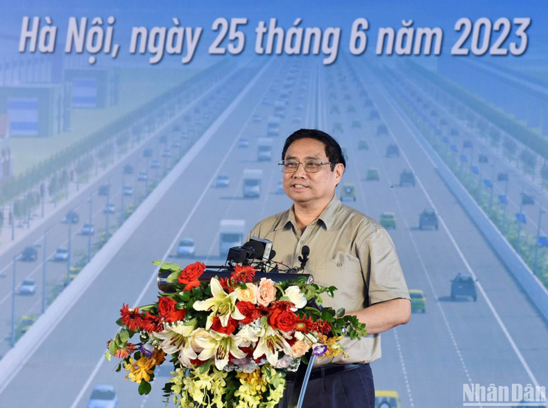 政府总理范明正在奠基仪式上致辞时表示,如果按序时进行,预计到2025年越南将有超过3000公里的高速公路,基本实现既定目标。 政府总理范明正在奠基仪式上致辞时表示,如果按序时进行,预计到2025年越南将有超过3000公里的高速公路,基本实现既定目标。