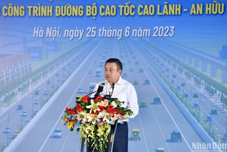 河内市人民委员会主席陈士青在仪式上发表讲话。 河内市人民委员会主席陈士青在仪式上发表讲话。