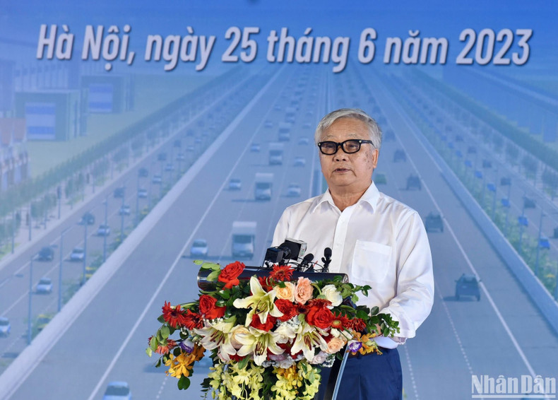 建筑承包商——越南建设进出口总公司代表在仪式上发表讲话。 建筑承包商——越南建设进出口总公司代表在仪式上发表讲话。