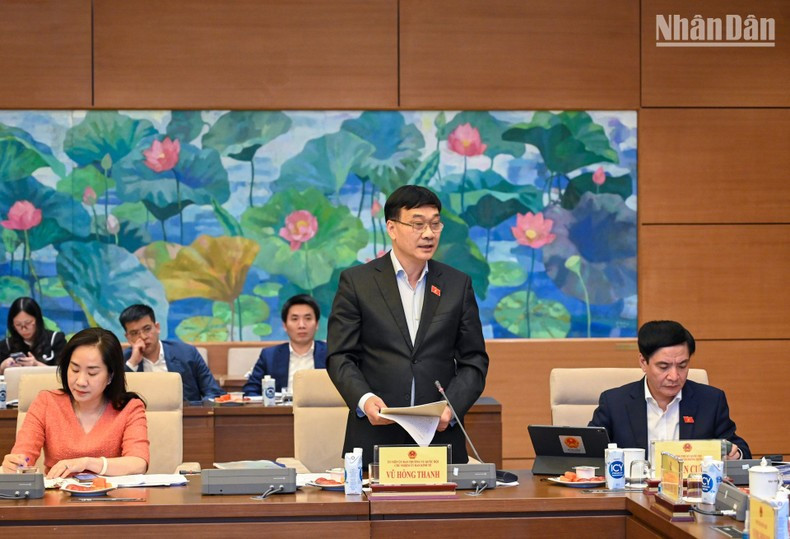 经济委员会主任武红青在会上作报告。 经济委员会主任武红青在会上作报告。