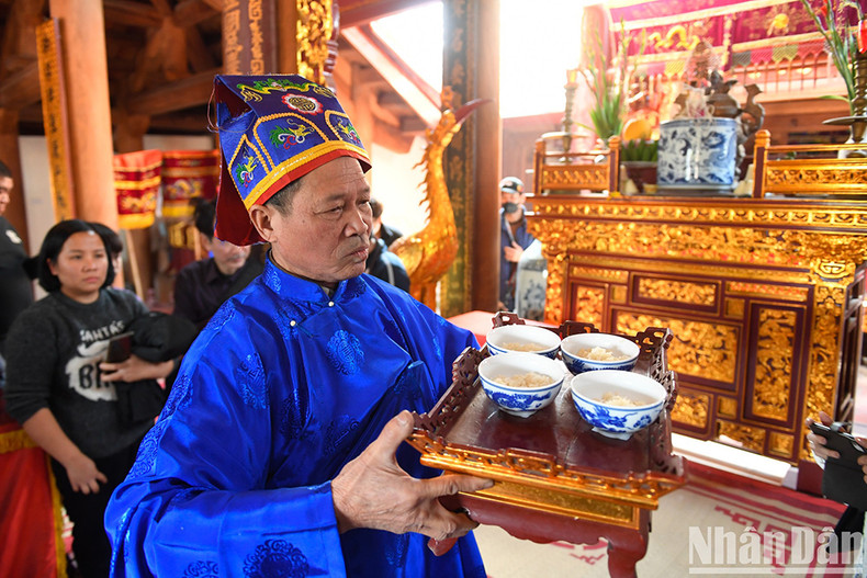 比赛结果公布后，村民每人分一点供城隍的饭，村民相信，分吃一点饭，就会全年吉祥。