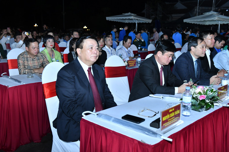 越共中央政治局委员、胡志明国家政治学院院长、中央理论委员会主席阮春胜出席。