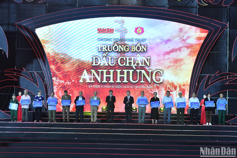 组委会向13名桩盆先锋青年烈士的家属和历史证人陈氏通授予14本存折。