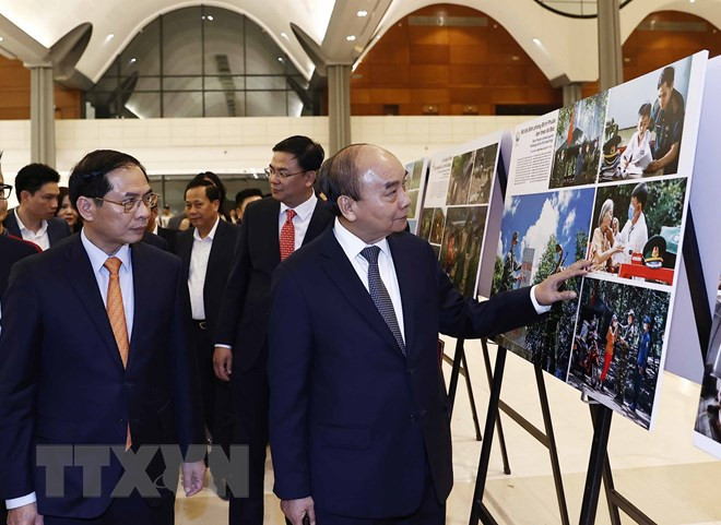 阮春福主席参观2023年“家乡之春”文艺晚会的图片展。 阮春福主席参观2023年“家乡之春”文艺晚会的图片展。