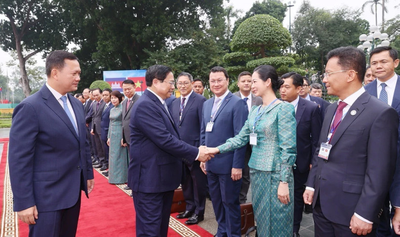 洪玛奈首相向范明正总理介绍柬埔寨代表团成员。(图片来源:越通社) 洪玛奈首相向范明正总理介绍柬埔寨代表团成员。(图片来源:越通社)