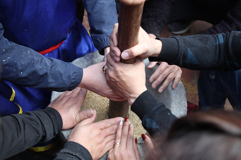 收到稻谷后，年轻力壮的尽快舂米，不能让大米碎裂，之后，还要筛米和淘米。