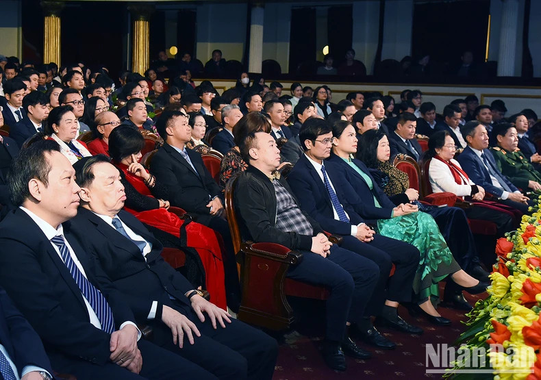 出席颁奖大会的各位代表。 出席颁奖大会的各位代表。