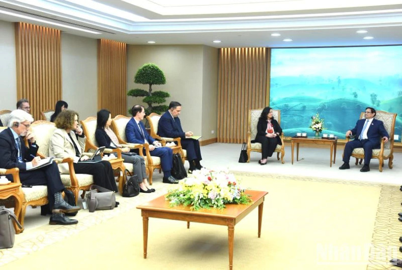 世行东亚与太平洋地区副行长曼努埃拉·菲罗和工作代表团。