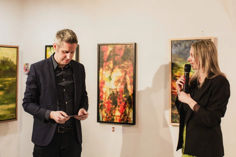 斯坦纳画廊总监多米尼克·施泰纳(Dominic Steiner)表示,每位越南艺术家都为展览带来了独特、丰富多彩的艺术语言。这是越南艺术家首次在维也纳市中心举办展览,为艺术爱好者带来了不一样的体验。 斯坦纳画廊总监多米尼克·施泰纳(Dominic Steiner)表示,每位越南艺术家都为展览带来了独特、丰富多彩的艺术语言。这是越南艺术家首次在维也纳市中心举办展览,为艺术爱好者带来了不一样的体验。