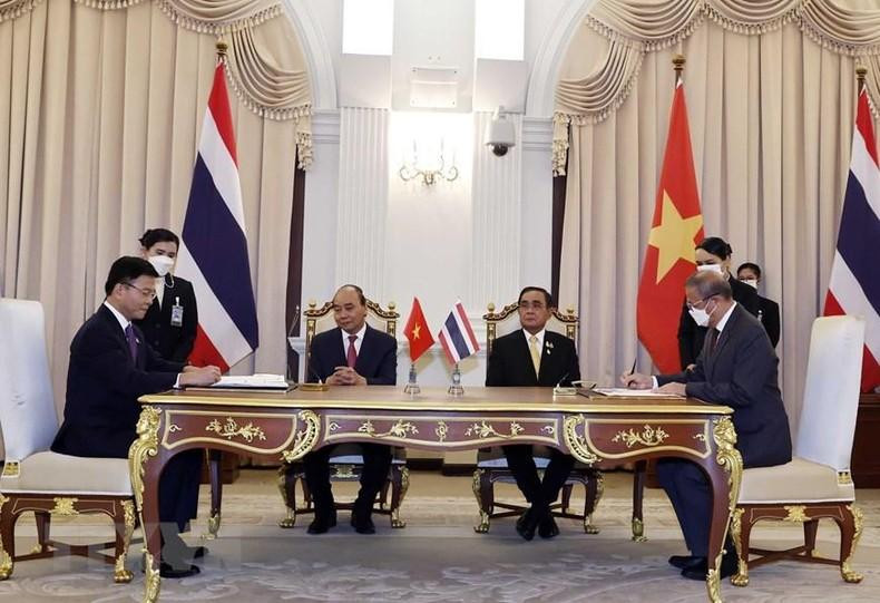 越南国家主席阮春福同泰国总理巴育·占奥差见证越南与泰国在民事领域上的司法互助协议。 越南国家主席阮春福同泰国总理巴育·占奥差见证越南与泰国在民事领域上的司法互助协议。
