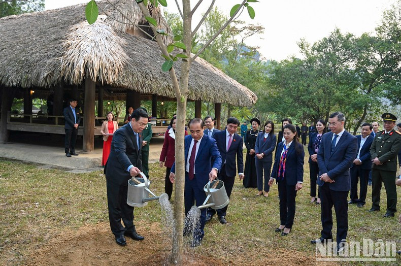 国会主席王廷惠种纪念树。