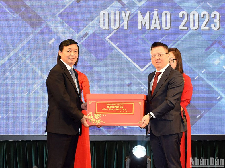 陈红河副总理向《人民报》赠送礼物。