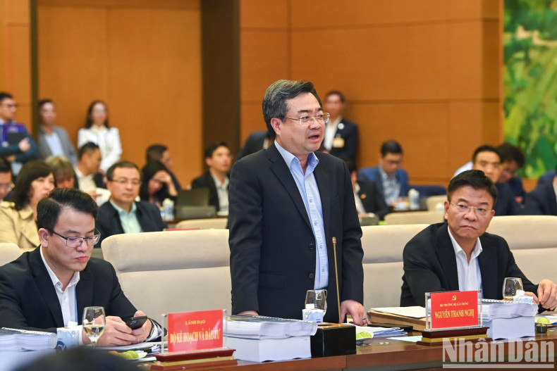 建设部部长阮青毅发表讲话。