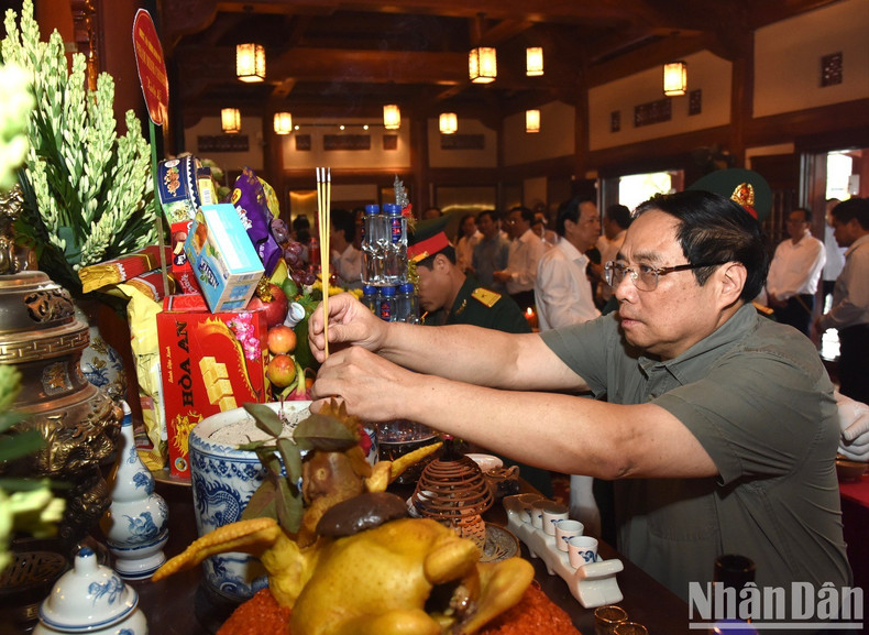 范明正总理敬香缅怀各位英雄烈士。 范明正总理敬香缅怀各位英雄烈士。