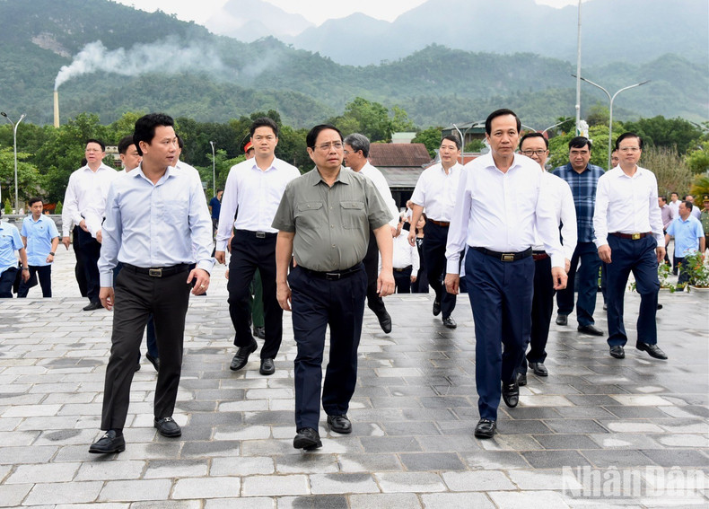 范明正总理和各位代表前往渭川县渭川国家烈士陵园敬香缅怀各位英雄烈士。 范明正总理和各位代表前往渭川县渭川国家烈士陵园敬香缅怀各位英雄烈士。