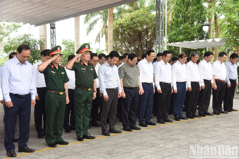 范明正总理和各位代表在渭川国家烈士陵园缅怀各位英雄烈士。 范明正总理和各位代表在渭川国家烈士陵园缅怀各位英雄烈士。
