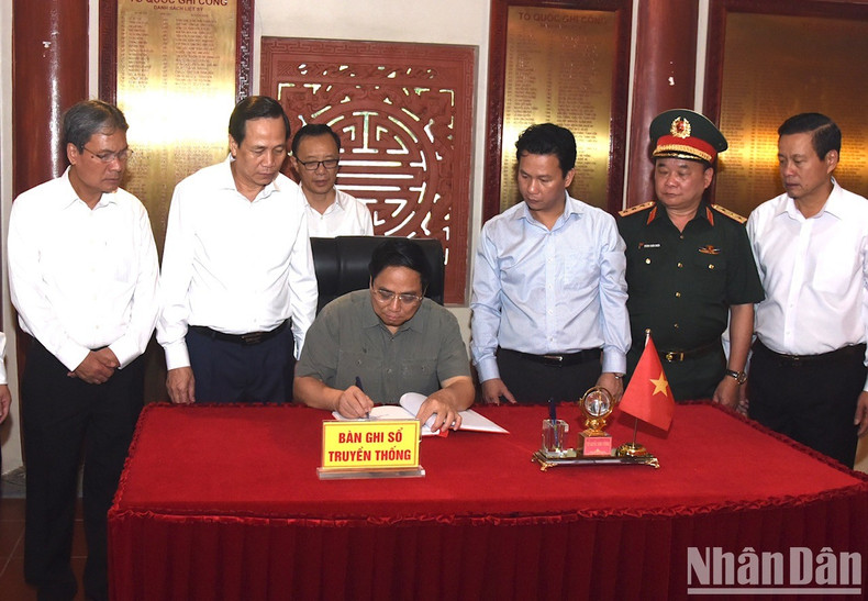 范明正总理在渭川国家烈士陵园留言。 范明正总理在渭川国家烈士陵园留言。