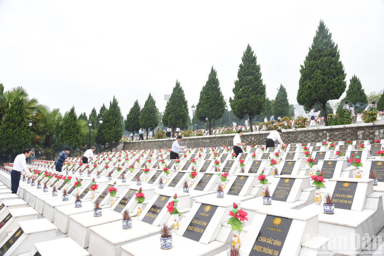 各位代表来到英雄烈士坟墓前敬香。 各位代表来到英雄烈士坟墓前敬香。