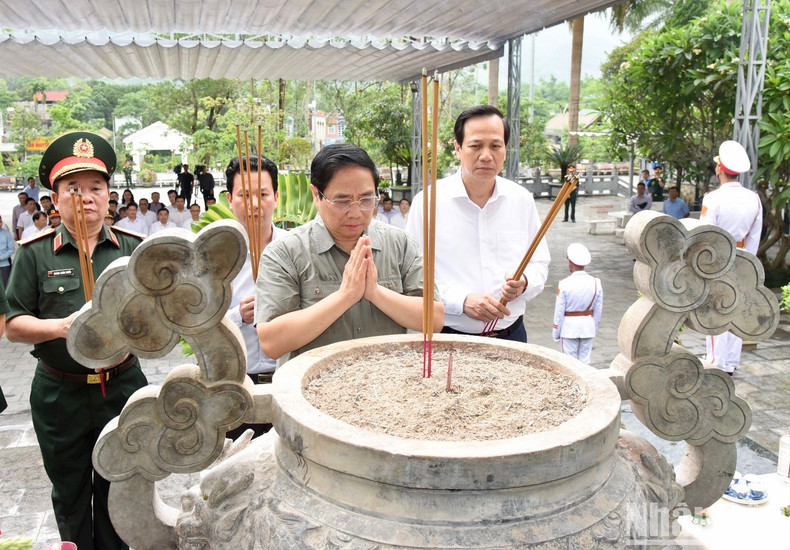 范明正总理在渭川国家烈士陵园向各位英雄烈士敬香。 范明正总理在渭川国家烈士陵园向各位英雄烈士敬香。