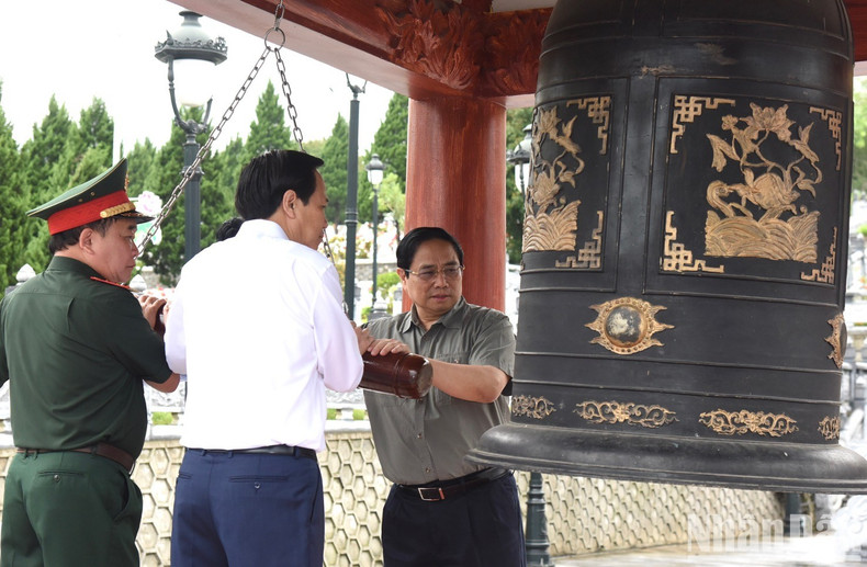 范明正总理和各位代表。 范明正总理和各位代表。