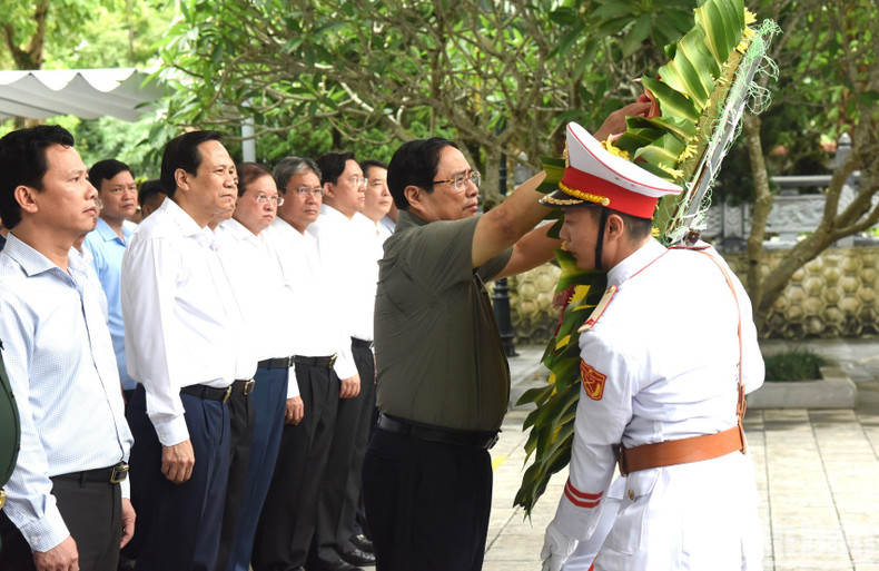 范明正总理在渭川国家烈士陵园敬上鲜花。 范明正总理在渭川国家烈士陵园敬上鲜花。