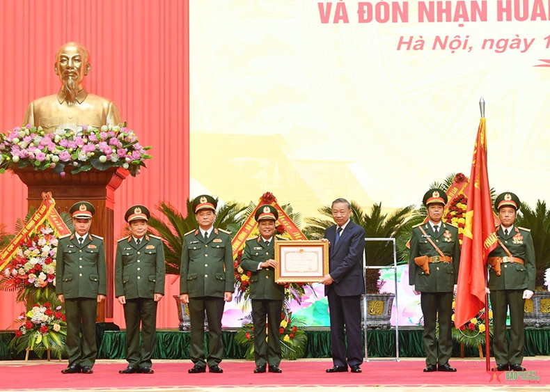 越共中央总书记、国家主席苏林代表越南党、国家领导向国防部技术总局授予胡志明勋章。 越共中央总书记、国家主席苏林代表越南党、国家领导向国防部技术总局授予胡志明勋章。