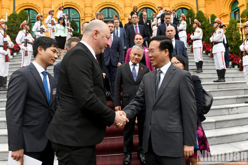 武文赏主席送别保加利亚国民议会议长耶利亚兹科夫。