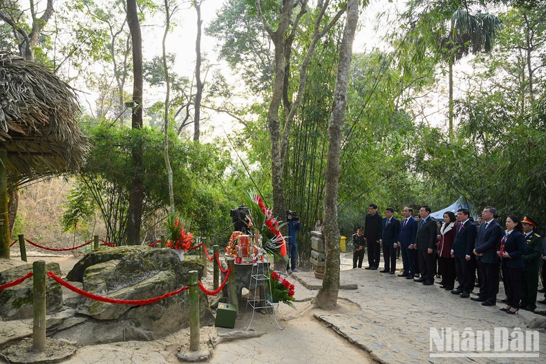 国会主席王廷惠和各位代表在在娜娜棚屋敬香。