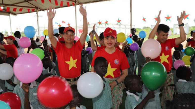 越南工兵队成员和阿卜耶伊儿童。