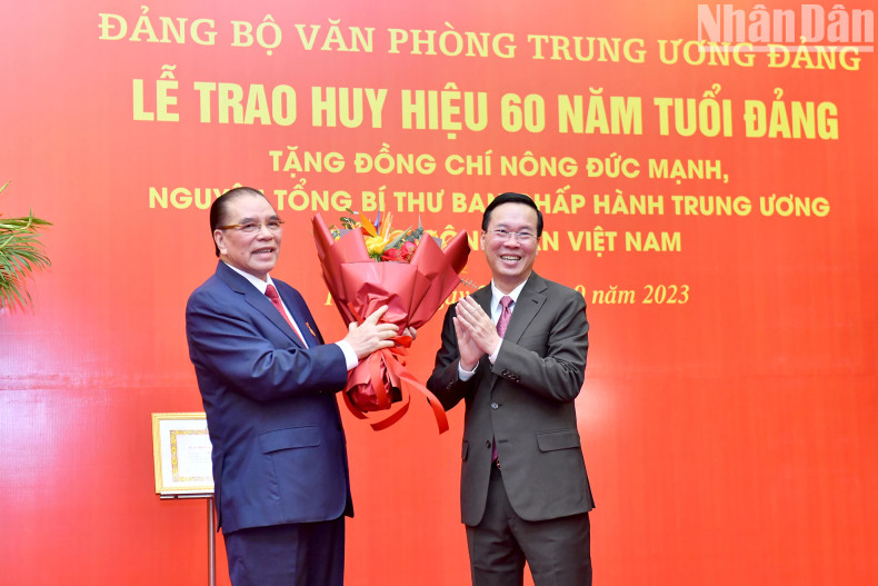 越南国家主席武文赏向原越共中央总书记农德孟表示祝贺。