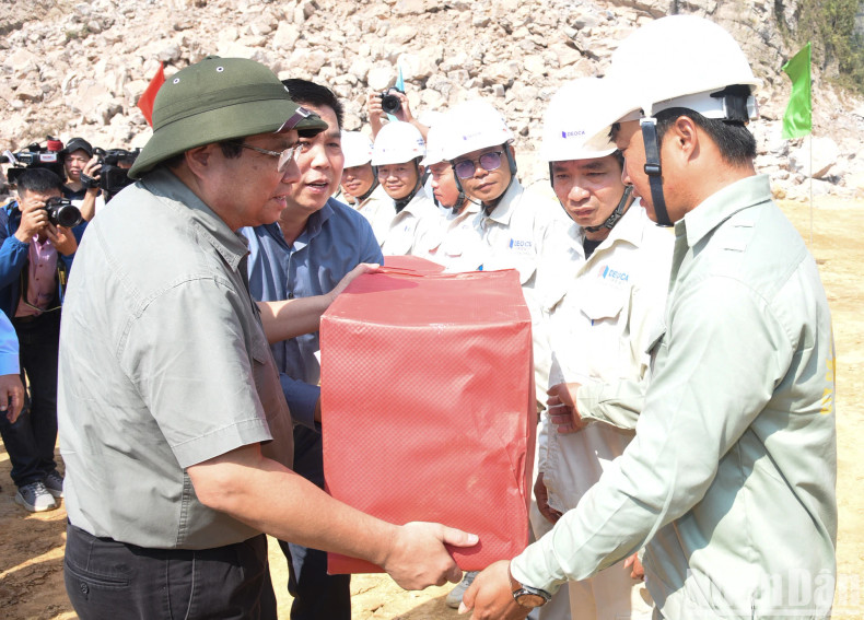 范明正总理向工人们赠送礼物。