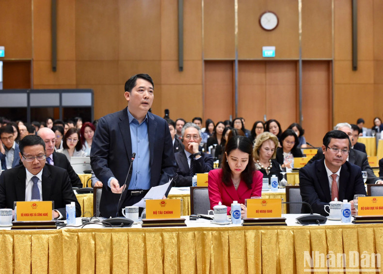 越南财政部领导代表发表讲话。 越南财政部领导代表发表讲话。