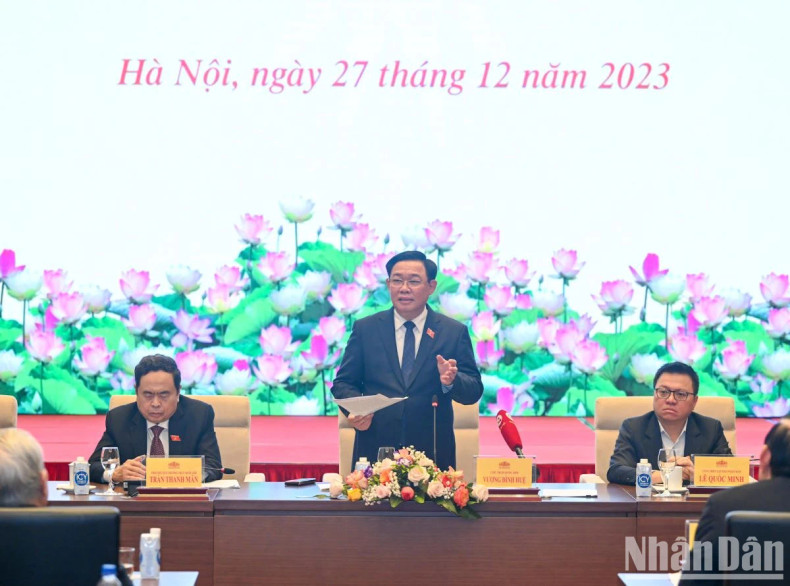 国会主席王廷惠发表讲话。 国会主席王廷惠发表讲话。