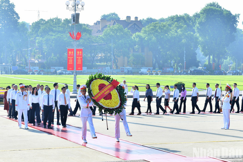外交部代表团入陵瞻仰胡志明主席遗容。