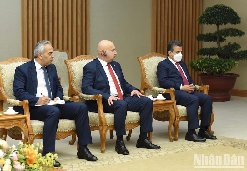 由巴勒斯坦内政部长Ziad Hab Al-Reeh率领的工作代表团。